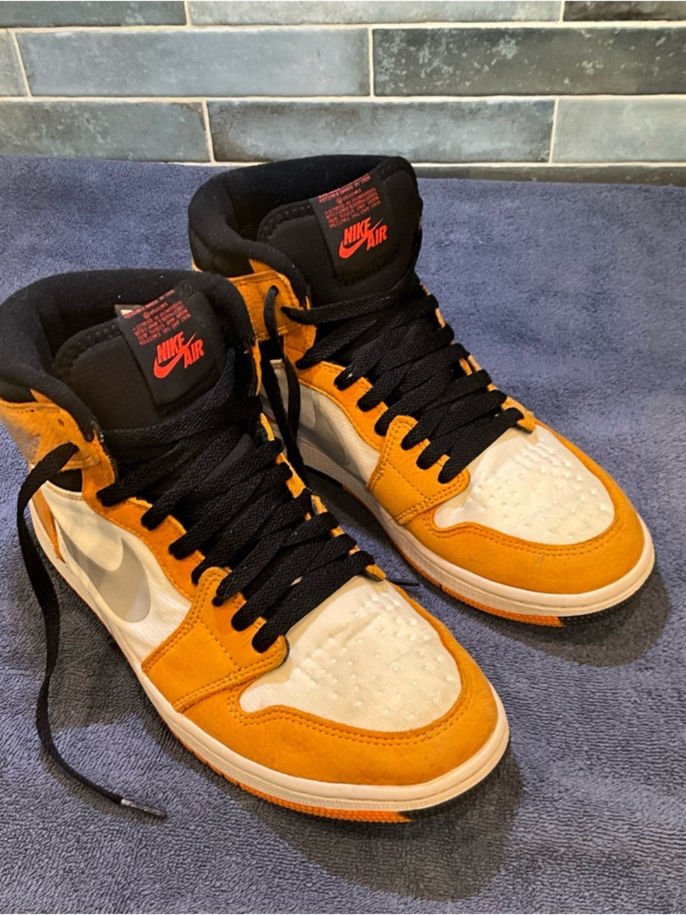 Nike Air Jordan 1 High - Orange, Black & White - Picture 4 of 16